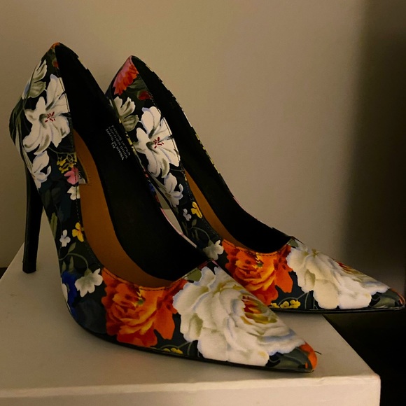 Halogen Floral Print Heels size 7 6.5 Very Pretty! - Picture 3 of 5